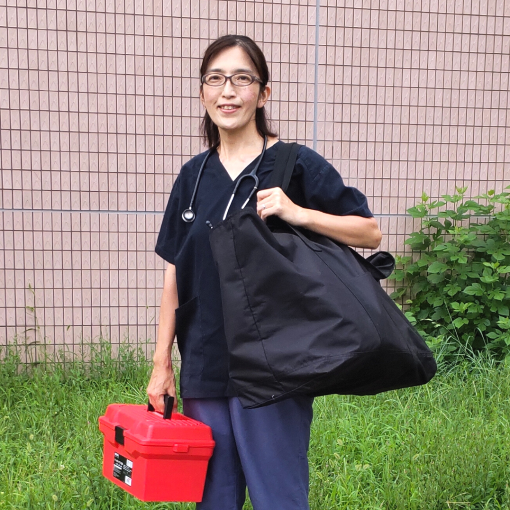 カバンを肩から背負った女性